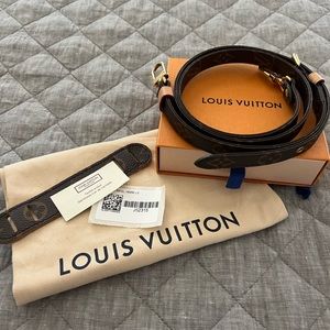 Louis Vuitton monogram shoulder/adjustablecrossbody strap.